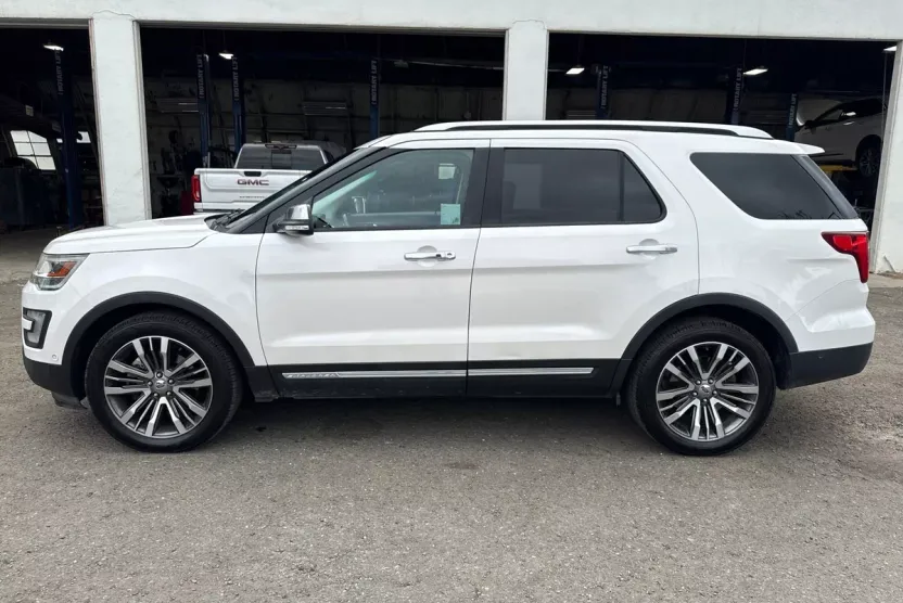 2016 Ford Explorer Platinum photo 1
