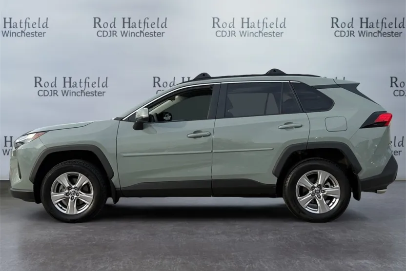 2022 Toyota RAV4 XLE photo 1