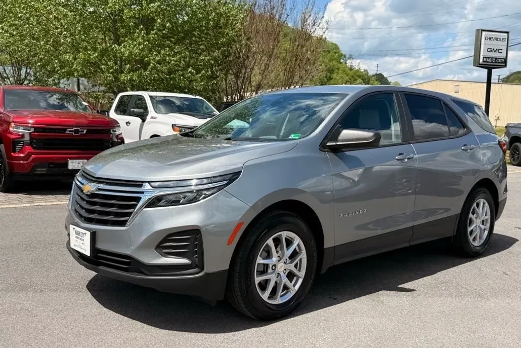 2023 Chevrolet Equinox LS photo 1