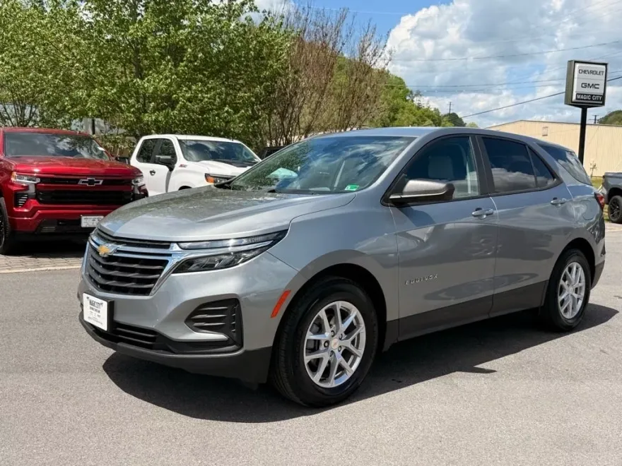 2023 Chevrolet Equinox LS photo 1