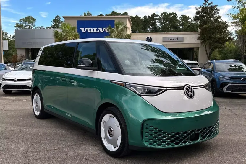 2025 Volkswagen ID. Buzz photo 1