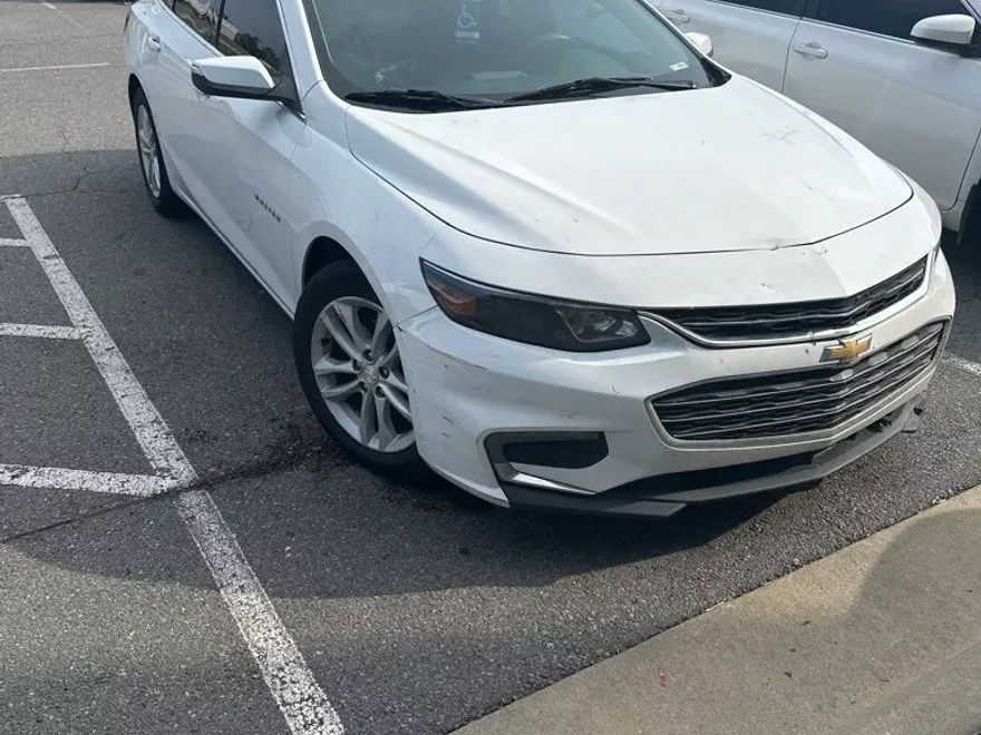 2017 Chevrolet Malibu 1LT photo 1