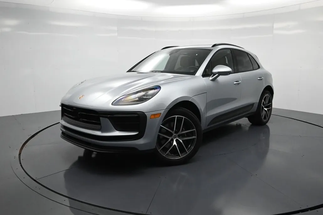 2025 Porsche Macan T photo 1