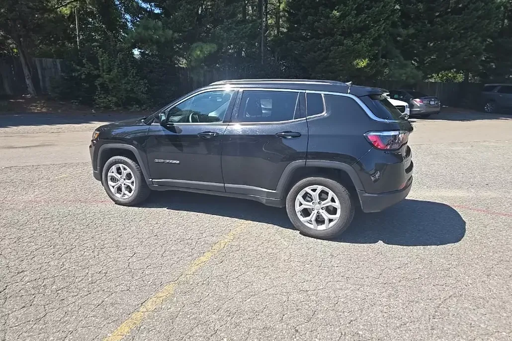 2024 Jeep Compass Latitude photo 1