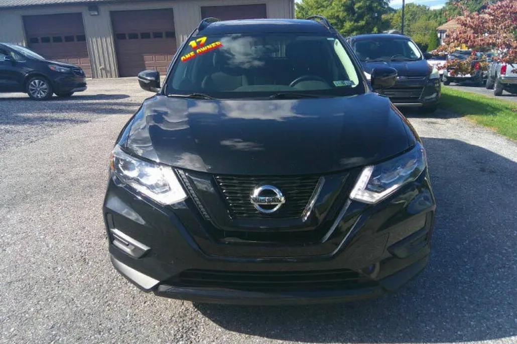2017 Nissan Rogue SV photo 1