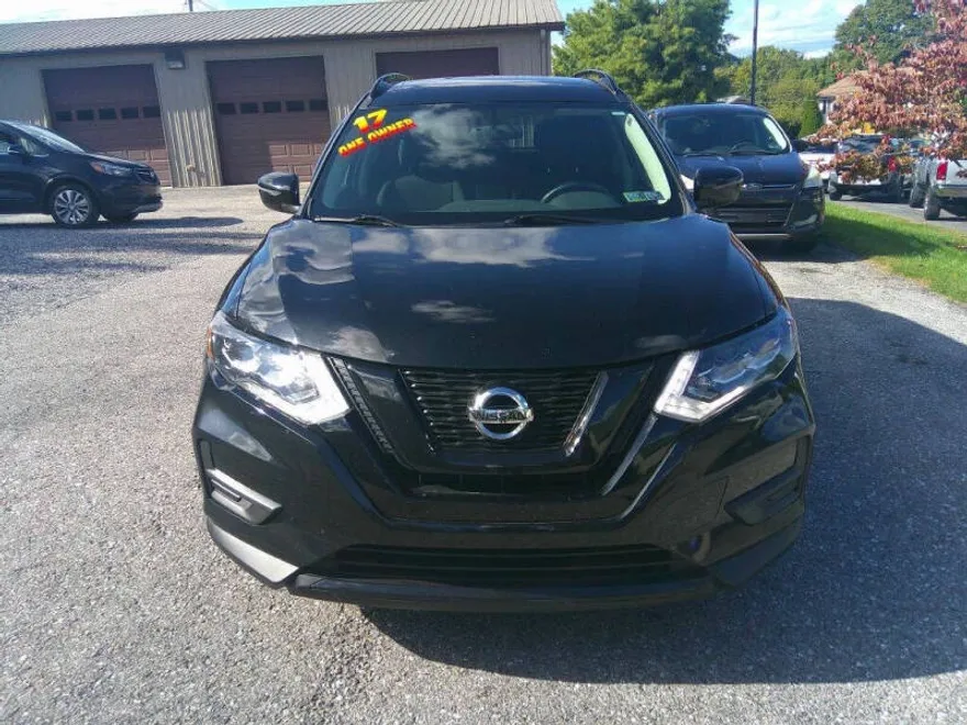2017 Nissan Rogue SV photo 1