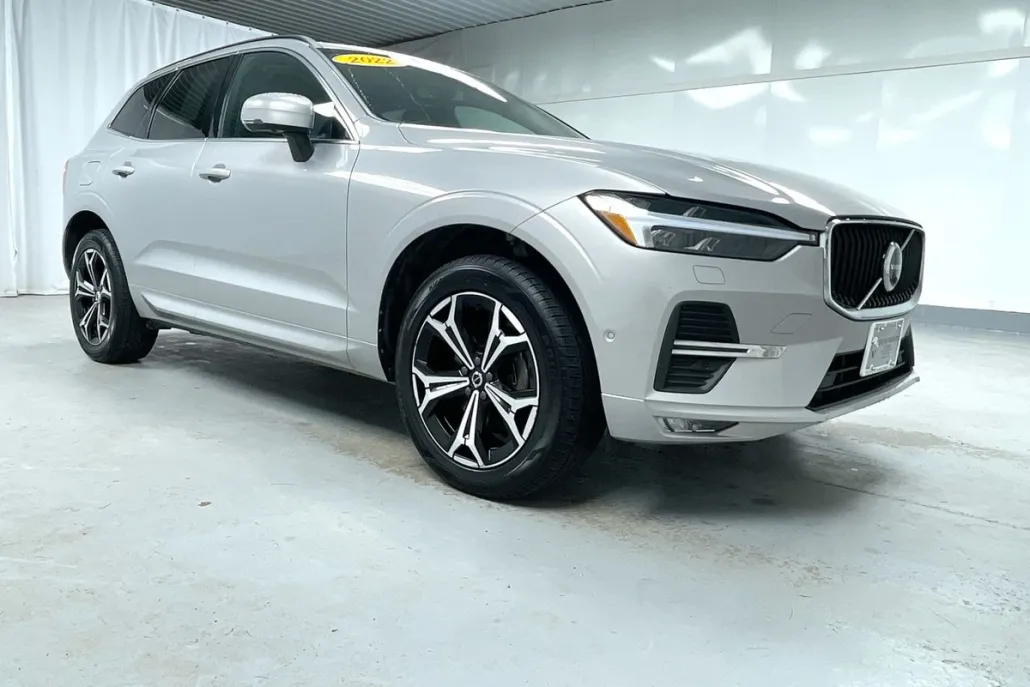 2022 Volvo XC60 B5 Momentum photo 1