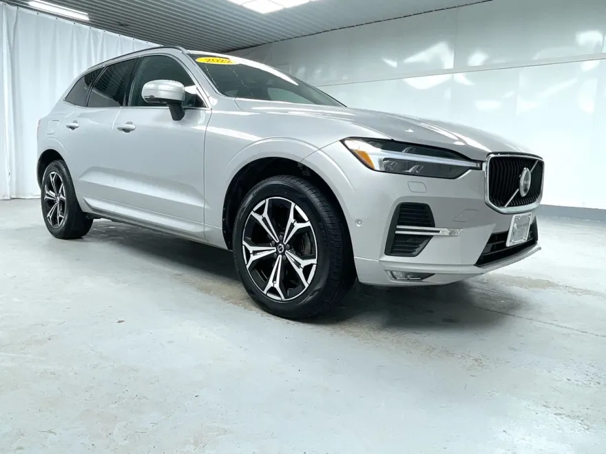 2022 Volvo XC60 B5 Momentum photo 1
