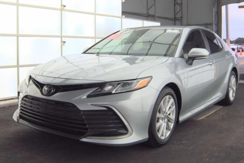2023 Toyota Camry LE photo 1