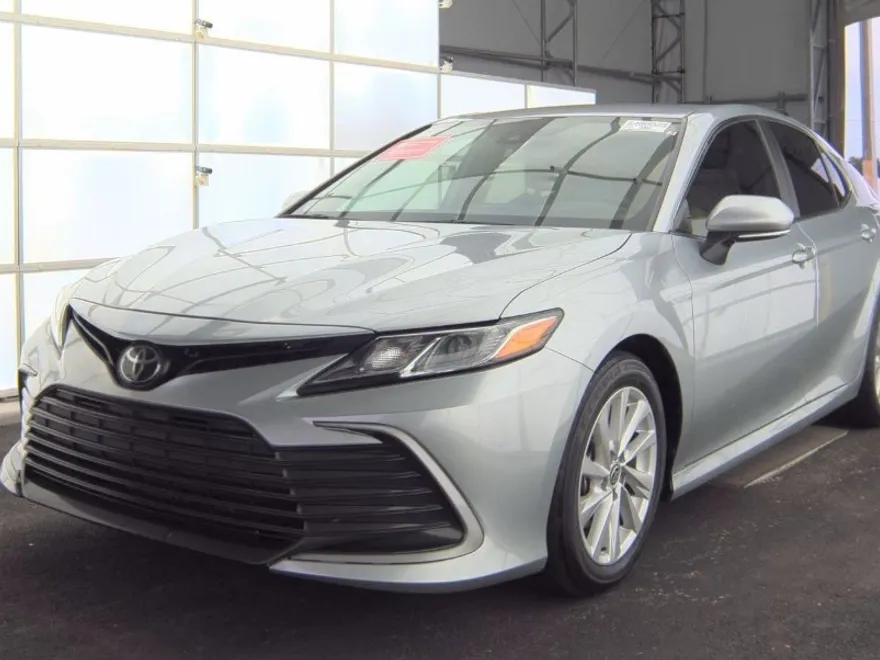 2023 Toyota Camry LE photo 1