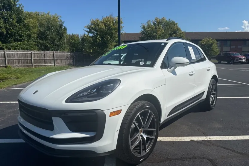 2022 Porsche Macan Base photo 1