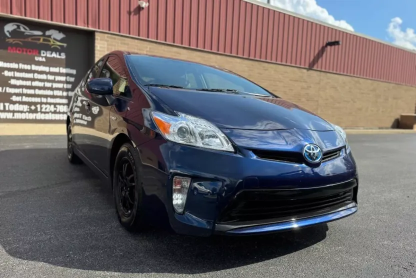2015 Toyota Prius Two photo 1