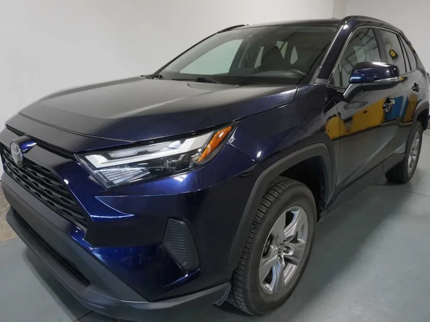 2023 Toyota RAV4 XLE photo 1
