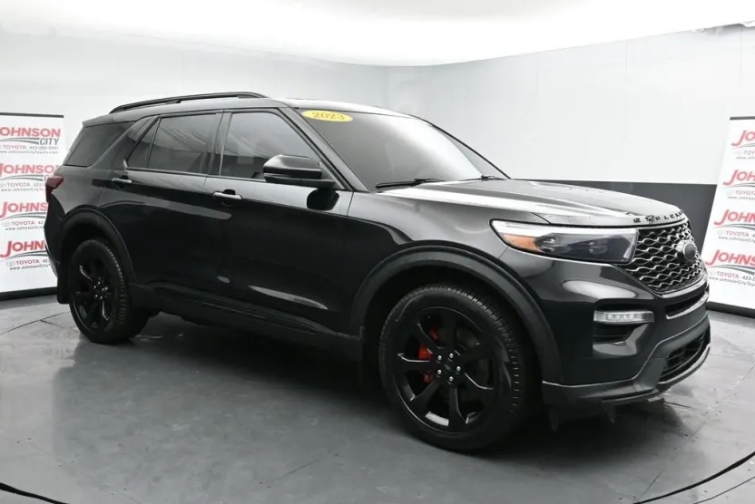 2023 Ford Explorer ST photo 1