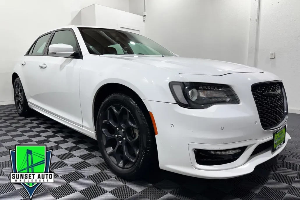 2022 Chrysler 300 Touring L photo 1