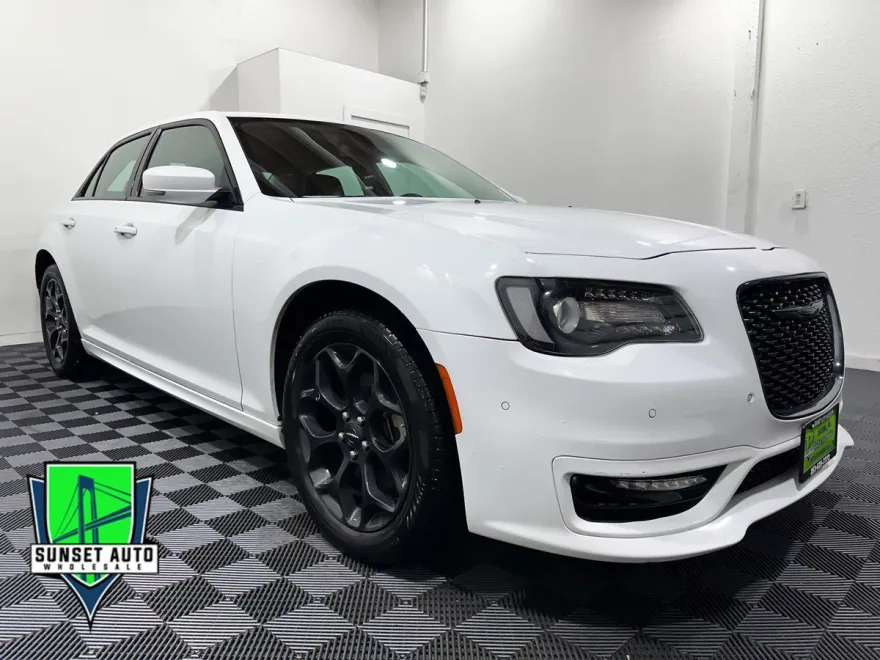 2022 Chrysler 300 Touring L photo 1