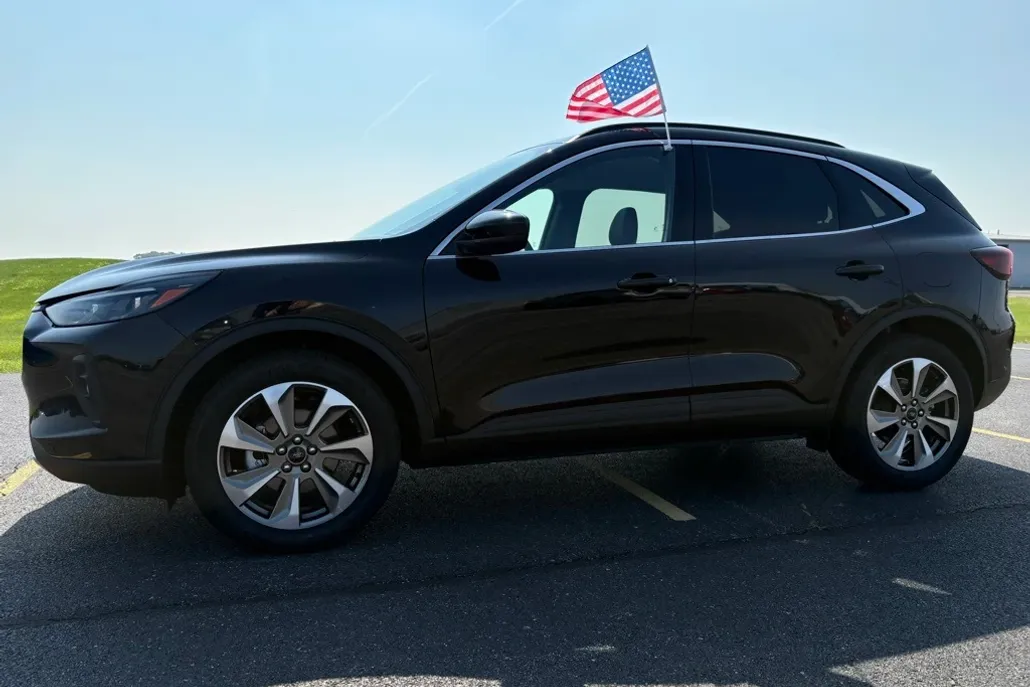 2024 Ford Escape Platinum photo 1