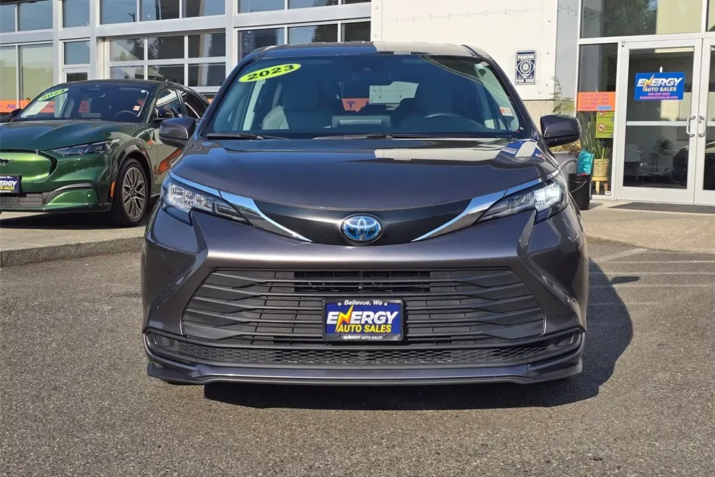 2023 Toyota Sienna LE photo 1