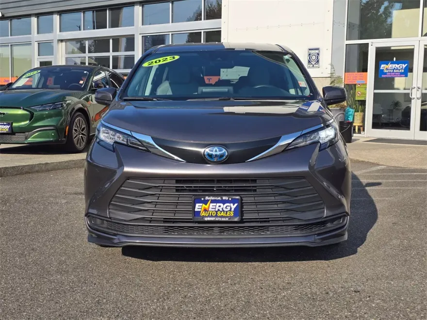 2023 Toyota Sienna LE photo 1