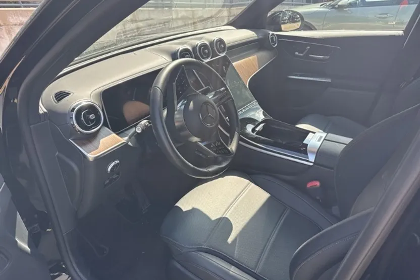 2025 Mercedes Benz GLC 300 4MATIC photo 1