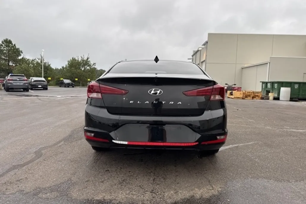 2020 Hyundai Elantra SEL photo 1
