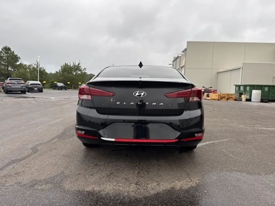 2020 Hyundai Elantra SEL photo 1