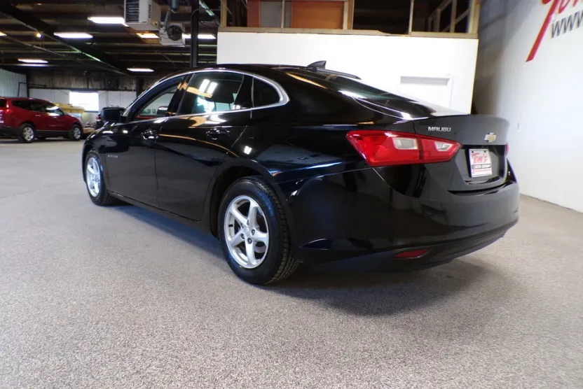 2018 Chevrolet Malibu LS photo 1