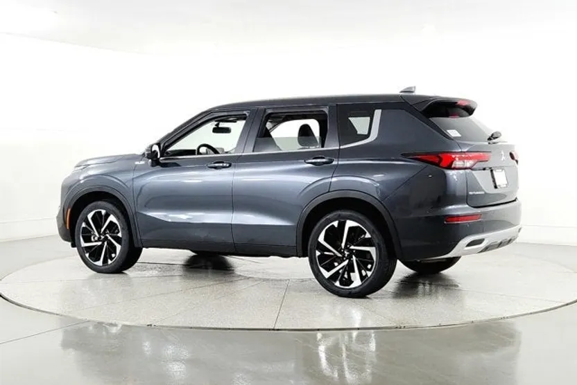 2024 Mitsubishi Outlander SE photo 1