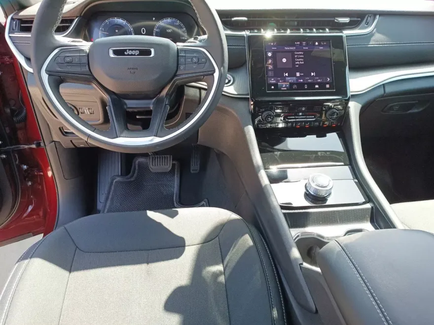 2025 Jeep Grand Cherokee Laredo photo 1
