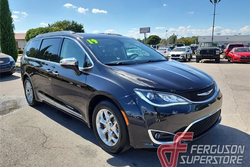 2019 Chrysler Pacifica Limited photo 1