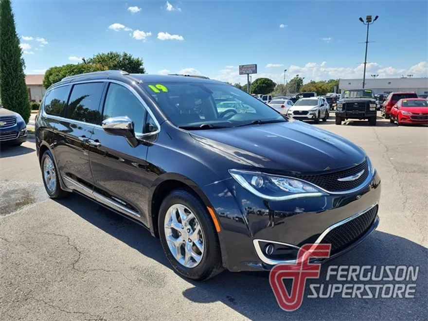 2019 Chrysler Pacifica Limited photo 1