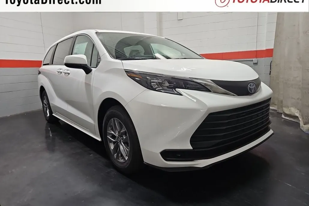 2025 Toyota Sienna LE photo 1