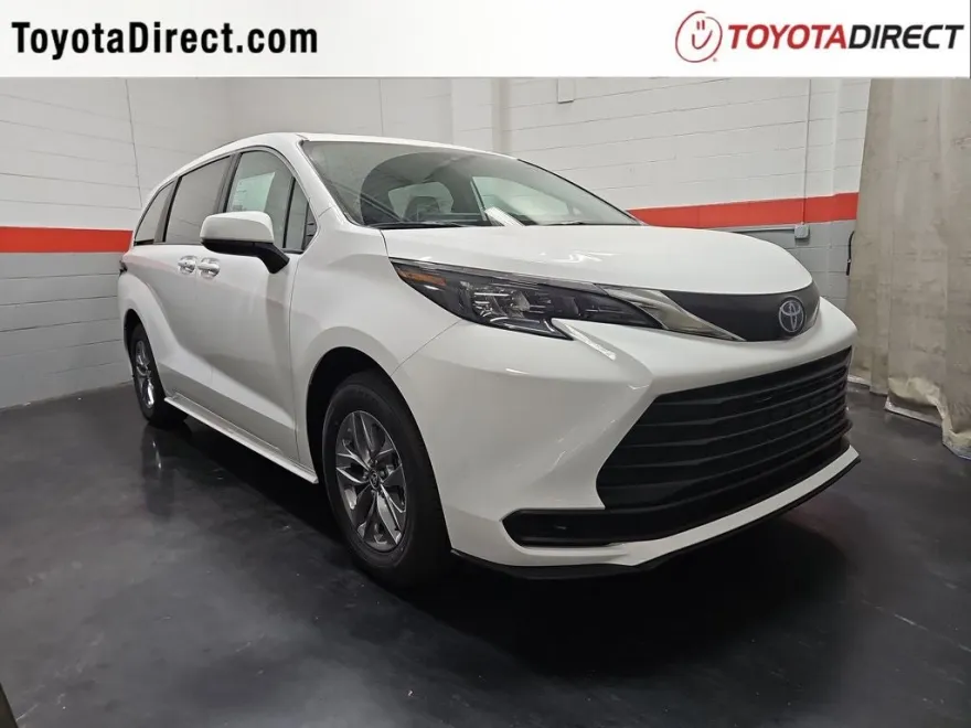 2025 Toyota Sienna LE photo 1