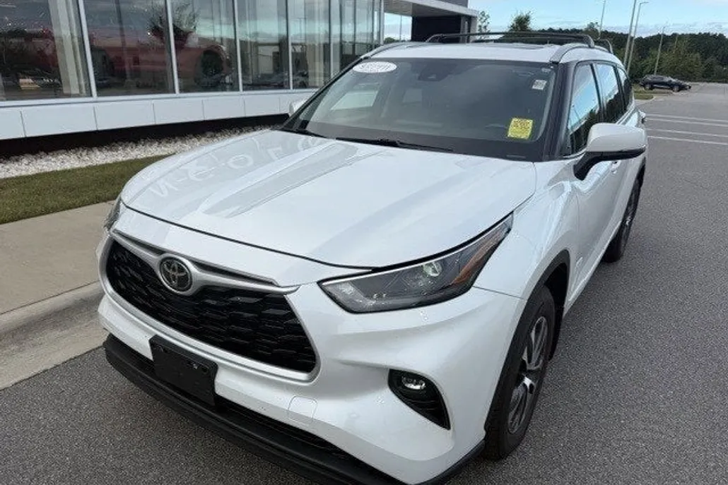 2022 Toyota Highlander XLE photo 1