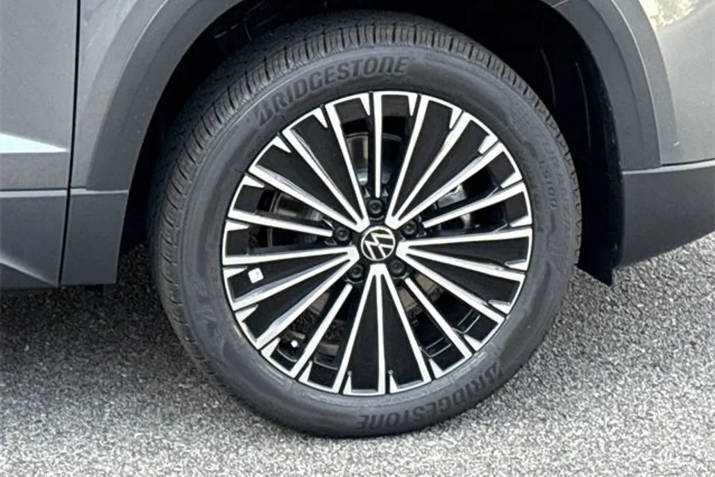2025 Volkswagen Taos SE photo 1