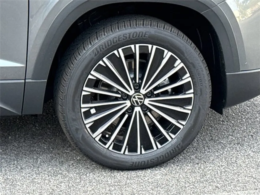 2025 Volkswagen Taos SE photo 1