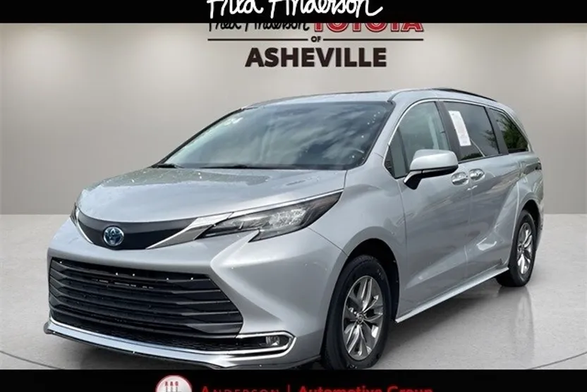 2024 Toyota Sienna XLE photo 1