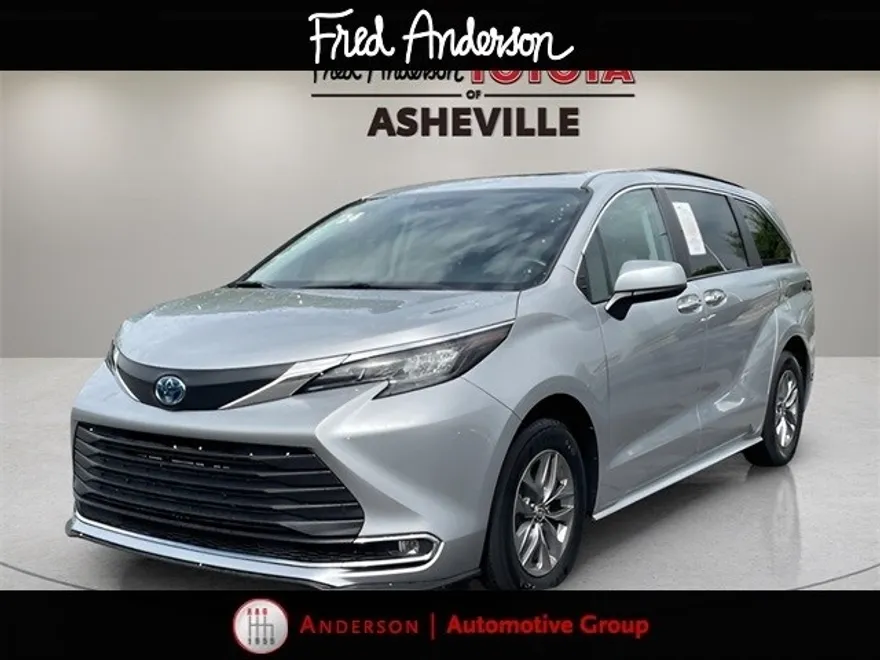 2024 Toyota Sienna XLE photo 1