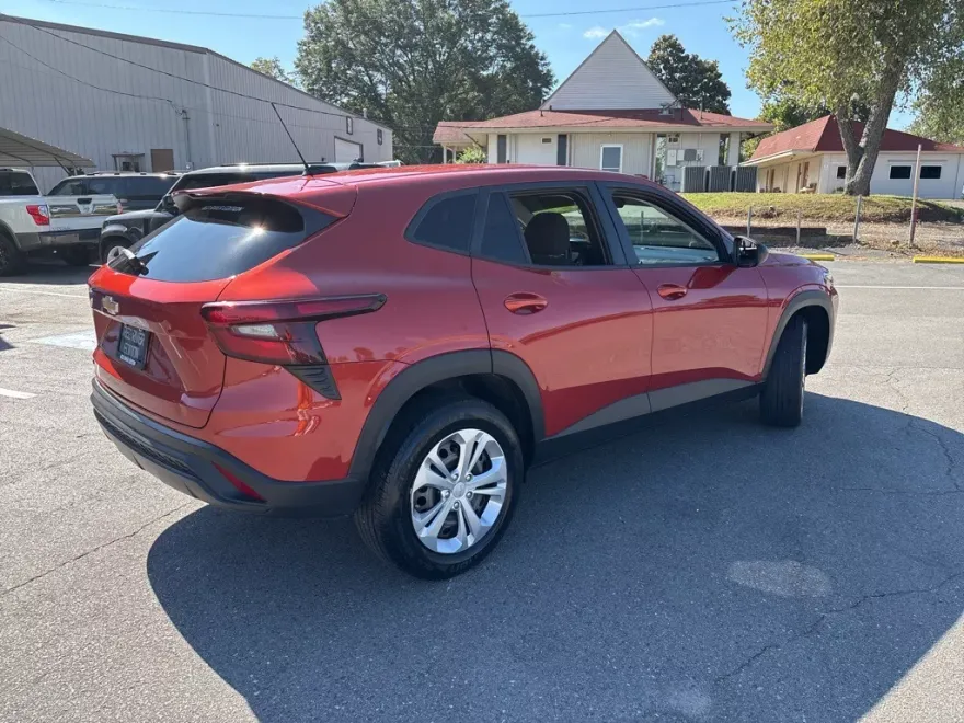 2024 Chevrolet Trax LS photo 1