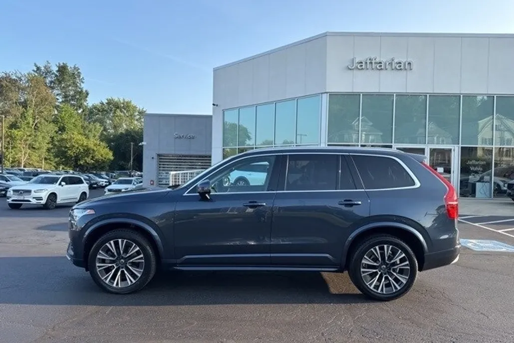 2022 Volvo XC90 T6 Momentum photo 1