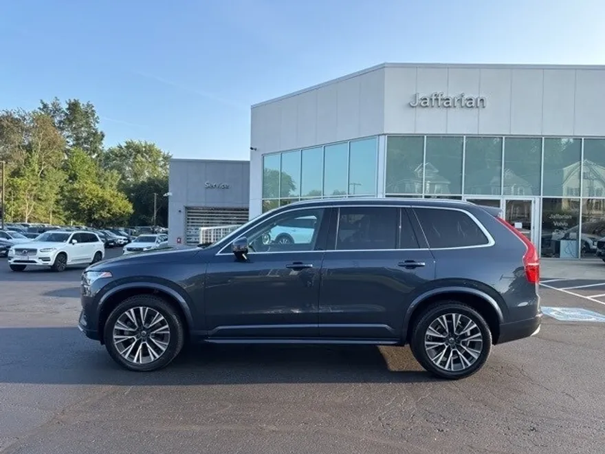 2022 Volvo XC90 T6 Momentum photo 1