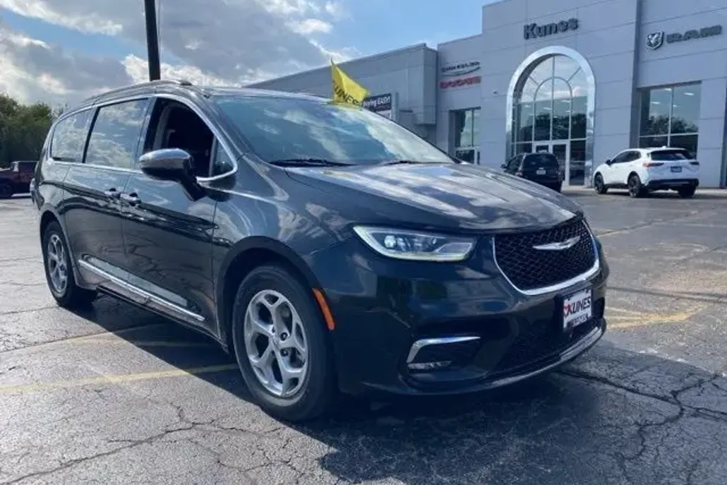 2023 Chrysler Pacifica Limited photo 1