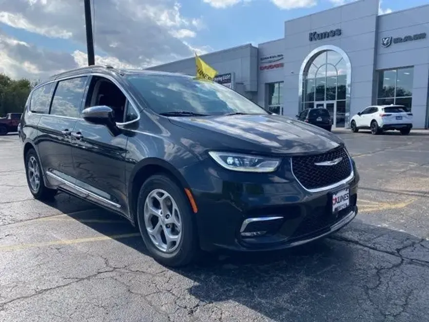 2023 Chrysler Pacifica Limited photo 1