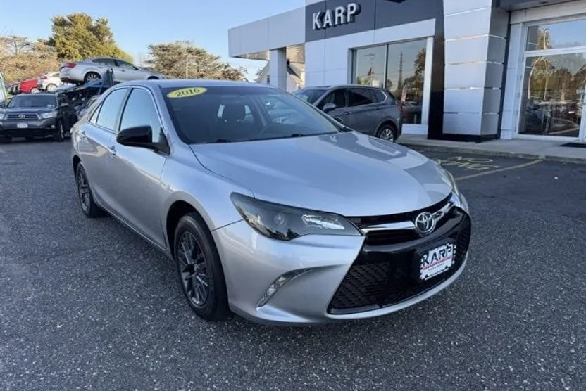 2016 Toyota Camry XLE photo 1