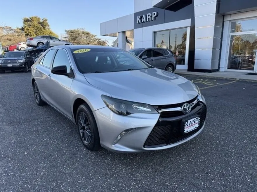 2016 Toyota Camry XLE photo 1