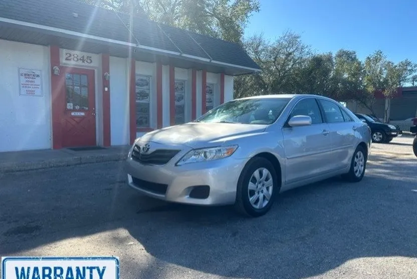 2011 Toyota Camry LE photo 1