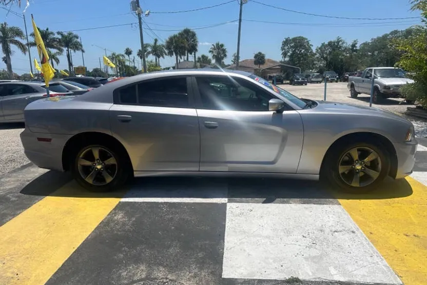 2014 Dodge Charger SXT photo 1