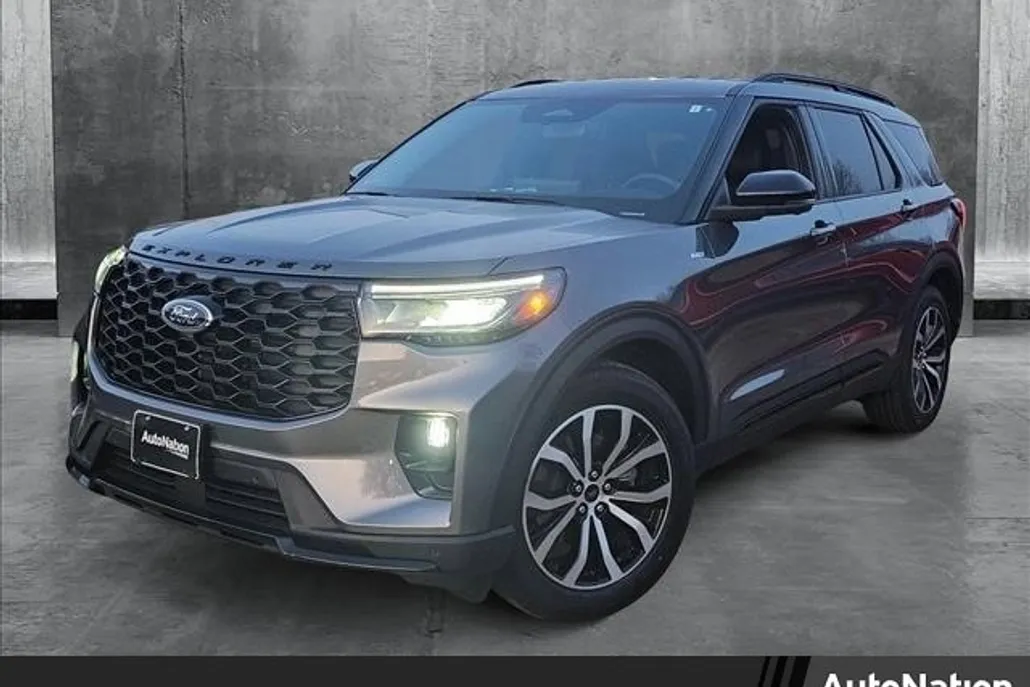 2025 Ford Explorer ST-Line photo 1