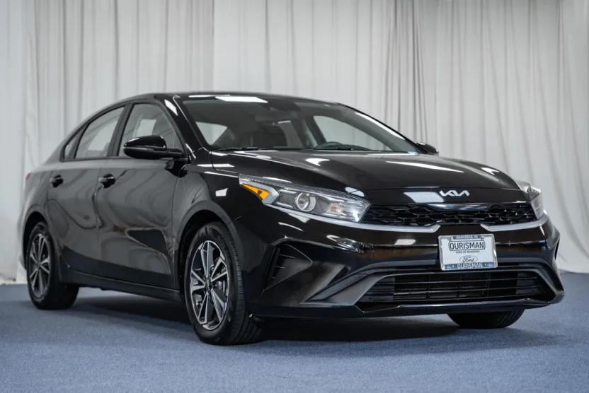2023 Kia Forte LXS photo 1