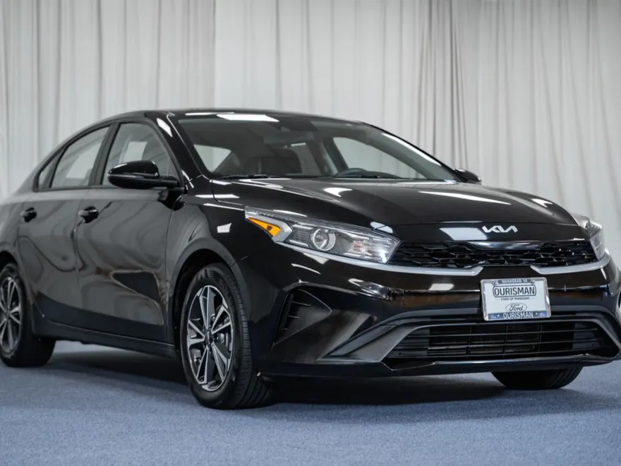 2023 Kia Forte LXS photo 1